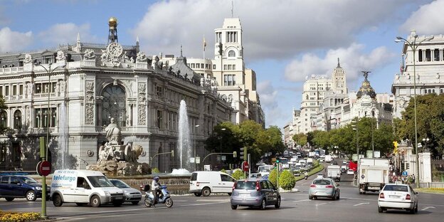 eine befahrene Straße in der Innenstadt von Madrid