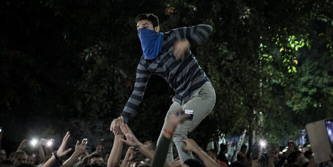 Ein Demonstrant mit blauem Tuch um den Mund in Kairo