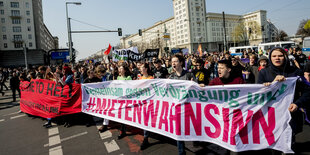 Der Demonstrationszug gegen steigende Mieten vom Bündnis gegen Verdrängung und #Mietenwahnsinn zieht auf der Karl-Marx-Allee am Frankfurter Tor vorbei. In zahlreichen europäischen Großstädten wird heute gegen steigende Mieten demonstriert, die größten De