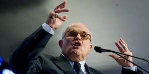 Rudy Giuliani spricht am Rednerpult