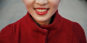 Eine chinesische Hostess lächelt freundlich