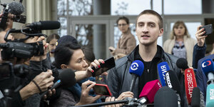 Pavel Ustinov, Schauspieler aus Russland, spricht nach einer Anhörungen mit Journalisten vor einem Gerichtsgebäude