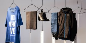 Kleidungsstücke auf einem Kleiderhaken