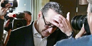 Heinz-Christian Strache, ehemaliger FPÖ-Parteichef, gestikuliert im Rahmen einer Pressekonferenz