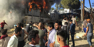 Flammen und Rauch über brennenden Containern im Flüchtlingslager