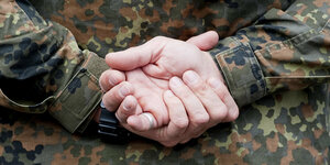 Ein Soldat hält seine Hände hinter dem Rücken