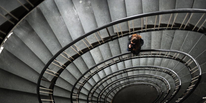 Eine Frau steigt auf eine Treppe