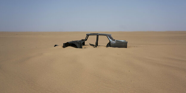 Fahrzeugkarosserie mitten in er Wüste