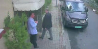 Zwei Männer an einer Tür aus der Perspektive einer Überwachungskamera