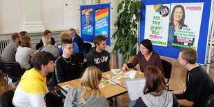 Im Lehrerzimmer der Stoy-Schule in Jena findet ein Speeddating statt.