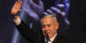 Bibi Netanjahu winkt