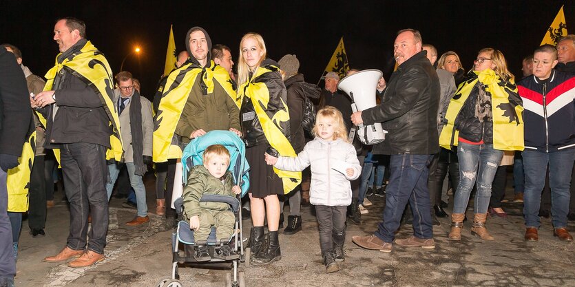 Demonstranten in der Nacht, darunter Kinder