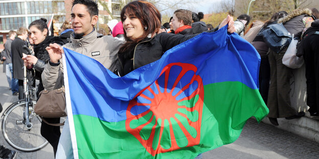Sinti und Roma begehen am 8. April 2012 der Internationalen Tag der Sinti und Roma mit ihrer eigenen Flagge, auf der ein Rad zu sehen ist