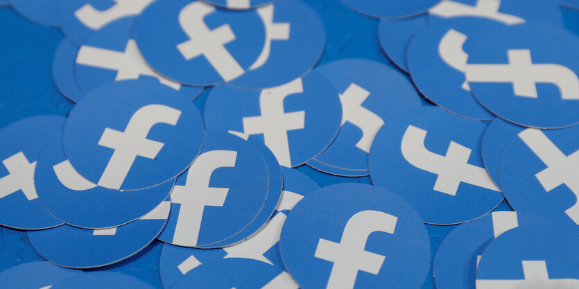 Ein Haufen Sticker mit dem Facebook-Logo