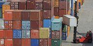 Frachtcontainer werden am 3. Juni 2009 an einem Verladeterminal der Hamburger Hafen und Logistik AG (HHLA) im Hafen von Hamburg verladen.