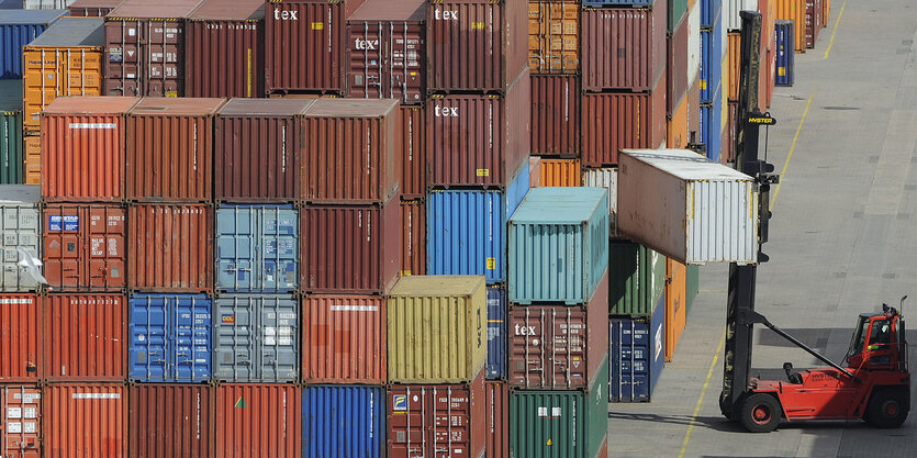 Frachtcontainer werden am 3. Juni 2009 an einem Verladeterminal der Hamburger Hafen und Logistik AG (HHLA) im Hafen von Hamburg verladen.