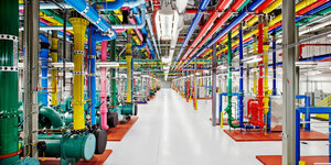 Bunte Röhren im Datencenter in den google Farben
