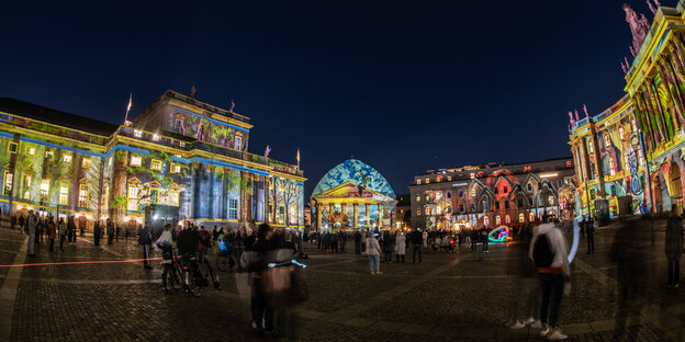 Bunte Lichter in der Nacht auf den historischen Fassaden am Berliner Bebelplatz