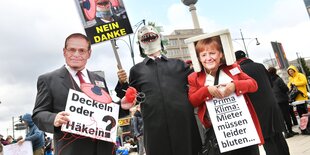 Leute mit Plakaten