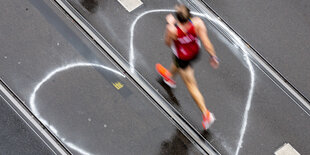 Marathonläufer allein auf Berliner Straße