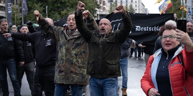 Martialisch aussehende Faschos demonstrieren in Berlin