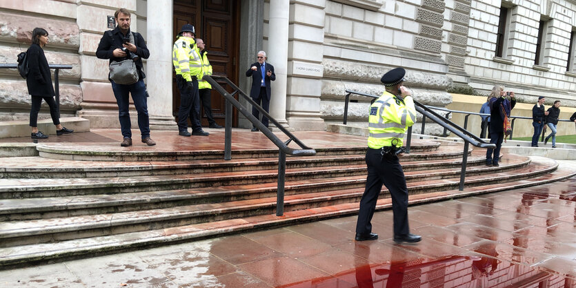 Mitglieder von Extinction Rebellion haben 1800 Liter künstliches Blut vor dem britischen Finanzministerium versprüht. Die Klimaaktivisten rückten mit einem ausgemusterten Feuerwehrauto im Regierungsviertel an und richteten einen Schlauch auf das Gebäude.