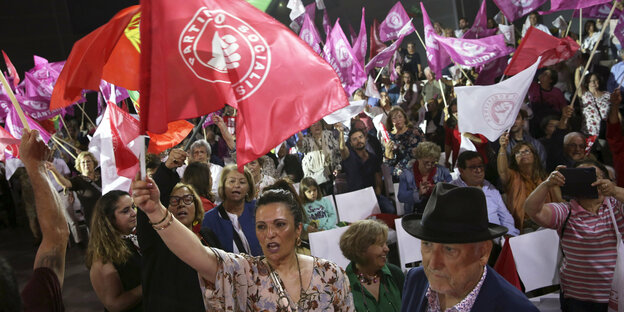 Frau schwingt in der Menge die Fahne der Sozialisten