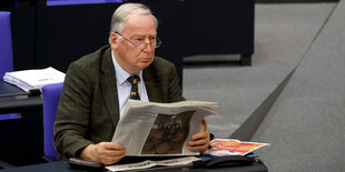 Alexander Gauland von der AfD mit Zeitung in der Hand