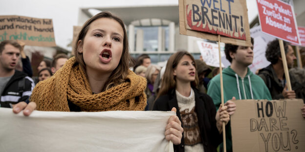 Klimaaktivistin Luisa Neubauer vor dem Kanzleramt