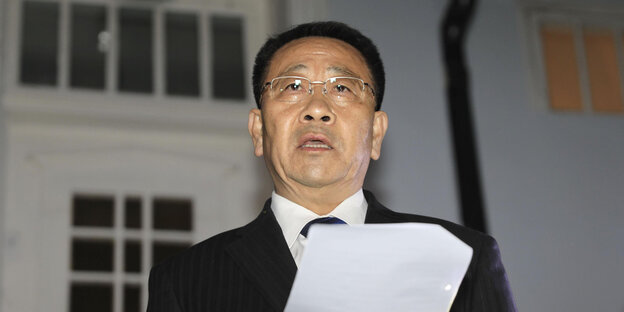 Kim Myong Gil, nordkoreanischer Unterhändler, liest einer Erklärung mit betroffenem Gesichtsausdruck