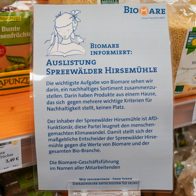 AfD-Hirse: schild vor einem Supermarktregal, auf dem die Auslistung erklärt wird AfD-Hirse: schild vor einem Supermarktregal, auf dem die Auslistung erklärt wird
