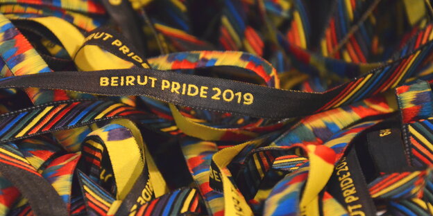 viele bunte Bänder, auf denen „Beirut Pride 2019“ steht