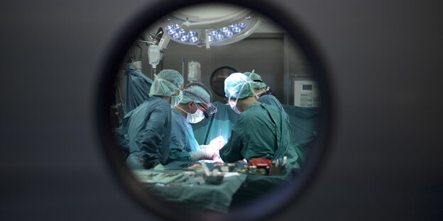 Gesehen durch ein rundes Fenster in der Tür eines OP-Saals Herzoperation und Bypass-Operation im Deutschen Herzzentrum im Rudolf-Virchow-Krankenhaus der Berliner Charite in Berlin