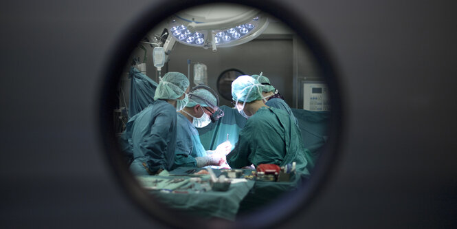 Gesehen durch ein rundes Fenster in der Tür eines OP-Saals Herzoperation und Bypass-Operation im Deutschen Herzzentrum im Rudolf-Virchow-Krankenhaus der Berliner Charite in Berlin