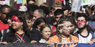 Greta Thunberg mit anderen Demonstrant*innen in Kanada