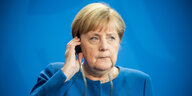 Merkel mit Kopfhörer