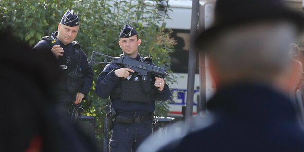 Schwerbewaffnete Polizisten in Paris