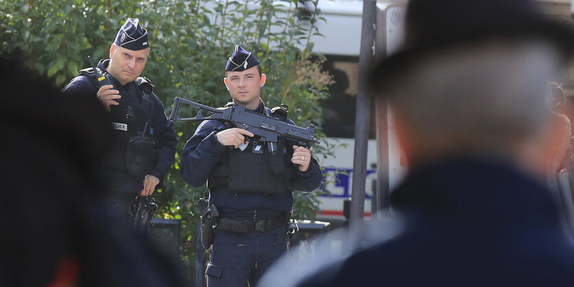 Schwerbewaffnete Polizisten in Paris