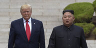 Donald Trump und Kim Jong Un stehen nebeneinander