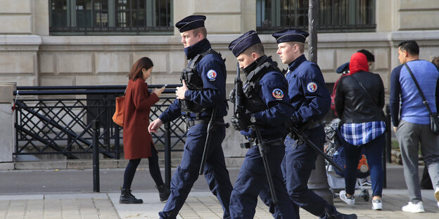 Polizisten patroullieren vor der Pariser Polizeiwache nach dem Angriff