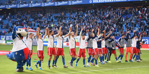Hamburgs Spieler bedanken sich nach dem Spiel bei ihren Fans.