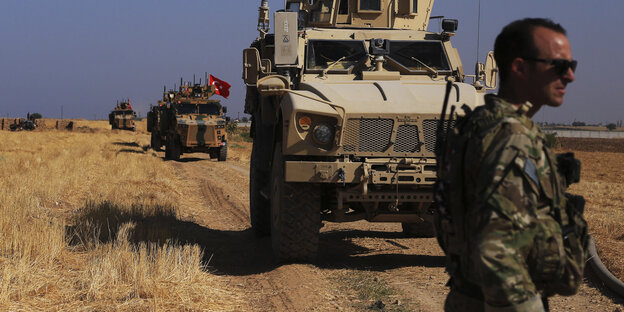 04.10.2019, Syrien, Tal Abyad: Türkische gepanzerte Fahrzeuge patrouillieren während einer gemeinsamen Bodenpatrouille mit amerikanischen Streitkräften in der sogenannten «Sicherheitszone» auf der syrischen Seite der Grenze zur Türkei, nahe der Stadt Tal