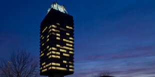 Foto bom Deutschlandfunk-Hauptsitz in Köln bei Nacht