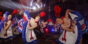 Tänzerinnen in bäuerlichen, blau-weiß-roten Kleidchen