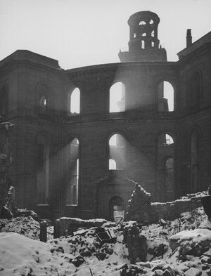 Foto von 1945 der zerbombten Paulskirche, es stehen nur die Außenmauern