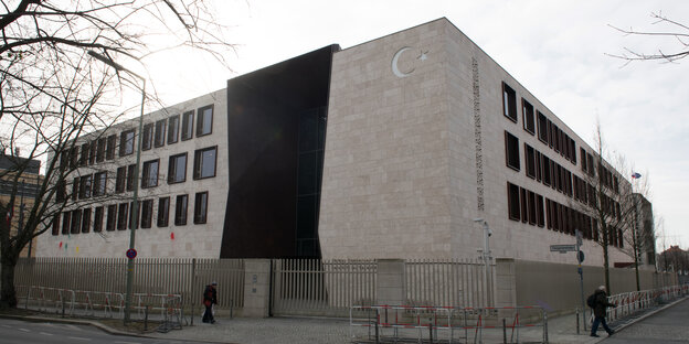 Das Foto zeigt das eckige, grau-weiße Gebäude der türkischen Botschaft in Berlin.