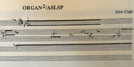 Ein Notenblatt mit Titel des Stücks und dem Namen John Cage