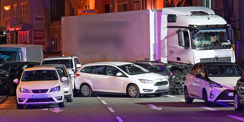 Eine Kreuzung mit mehreren beschädigten Fahrzeugen