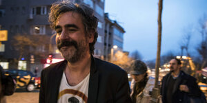 Autor Deniz Yücel lächelnd auf der Straße in Istanbul nach Haftentlassung im Februar 2018