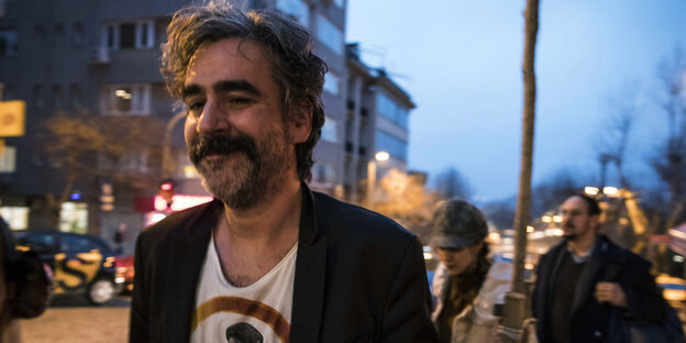 Autor Deniz Yücel lächelnd auf der Straße in Istanbul nach Haftentlassung im Februar 2018